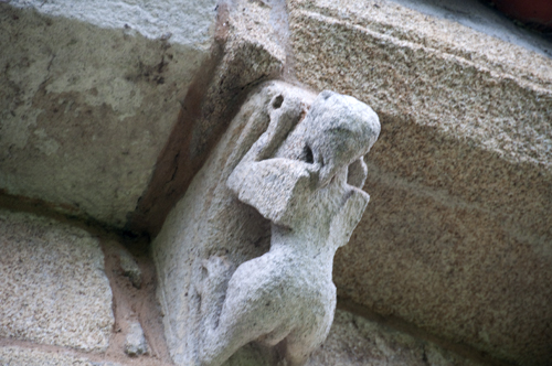 Canecillo con forma de aninal del ábside de la iglesia de Ferreira do Pantón